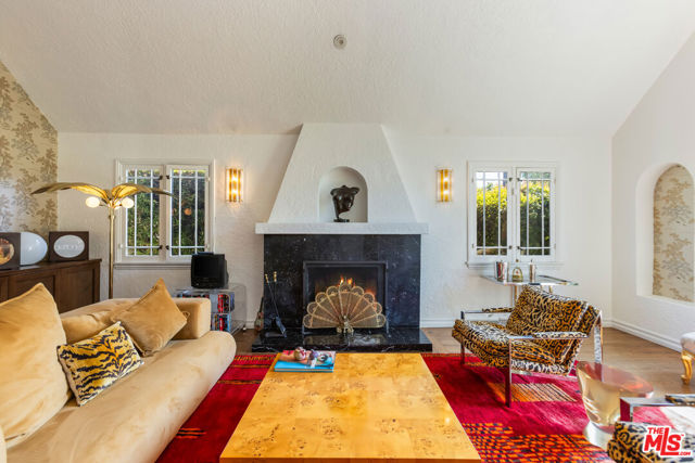 724 N Spaulding Avenue, Los Angeles CA: https://media.crmls.org/mediaz/7d5111a9-efa9-4013-b22e-74db89030a10.jpg