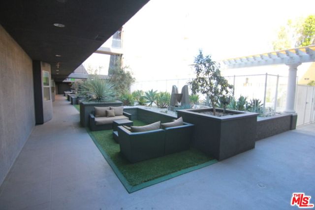 11925 Kling Street, Valley Village CA: https://media.crmls.org/mediaz/7d512984-e6a5-409d-976a-41d456d84c24.jpg