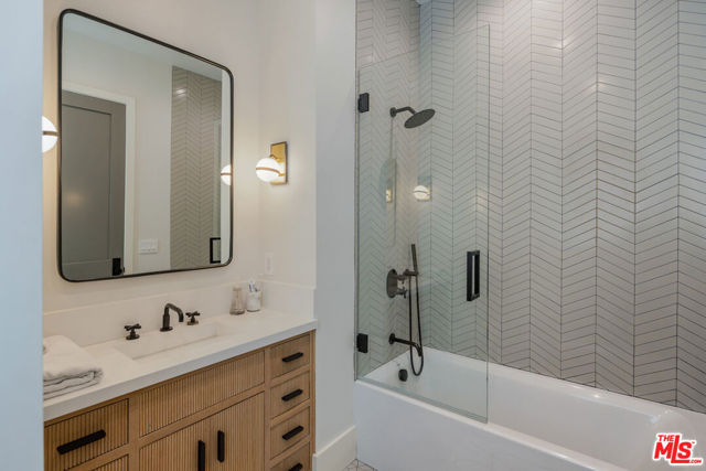 521 N Formosa Avenue, Los Angeles CA: https://media.crmls.org/mediaz/7d52c710-f1f0-43f9-915b-582f27ec9559.jpg