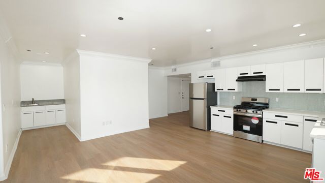 930 S Robertson Boulevard, Los Angeles CA: https://media.crmls.org/mediaz/7d52d263-258c-4828-87e1-8b69f5f373d6.jpg