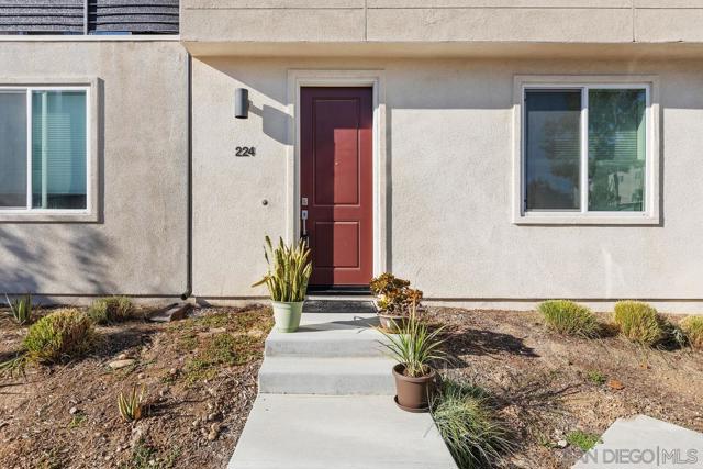 5405 Beach Bluff Ln, San Diego CA: https://media.crmls.org/mediaz/7d534de7-fc89-4f3d-a941-1bd3dab570cb.jpg