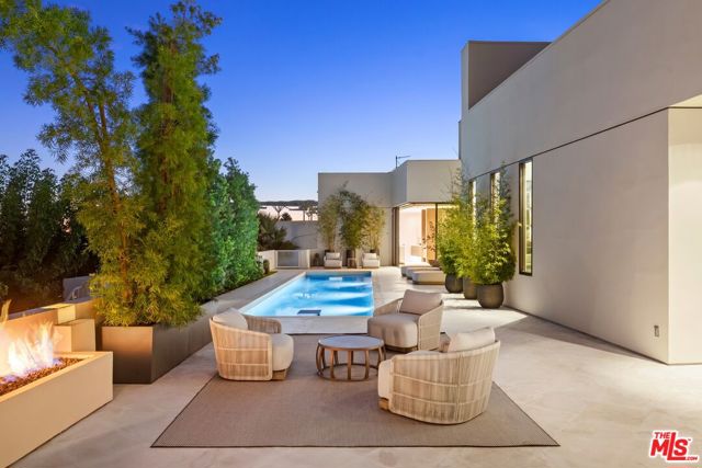 9405 Sierra Mar Place, Los Angeles CA: https://media.crmls.org/mediaz/7d53a346-52ba-4c9c-af18-920fd4bc062a.jpg