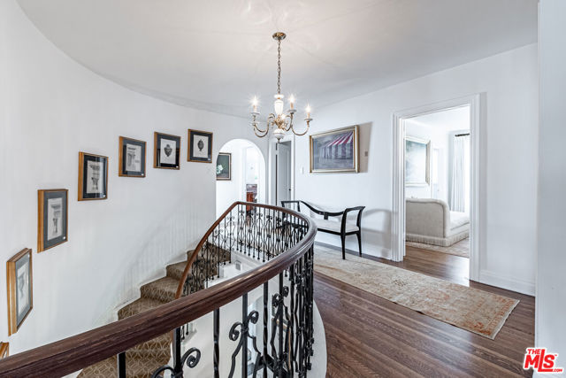 165 N Las Palmas Avenue, Los Angeles CA: https://media.crmls.org/mediaz/7d53a939-402f-412d-8998-339eba846fb6.jpg