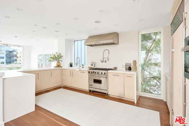 5106 Pacific Avenue, Marina del Rey CA: https://media.crmls.org/mediaz/7d54366e-7ffb-4aa7-87d3-c2452d3cbfad.jpg