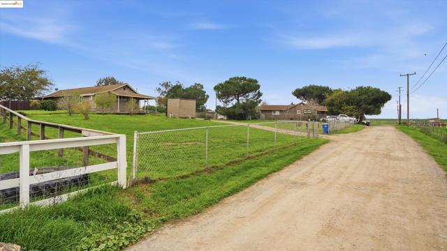 5372 Tule Tree Ln, Oakley CA: https://media.crmls.org/mediaz/7d5437ea-e3eb-43b2-bcfa-fd5b9649ba4e.jpg