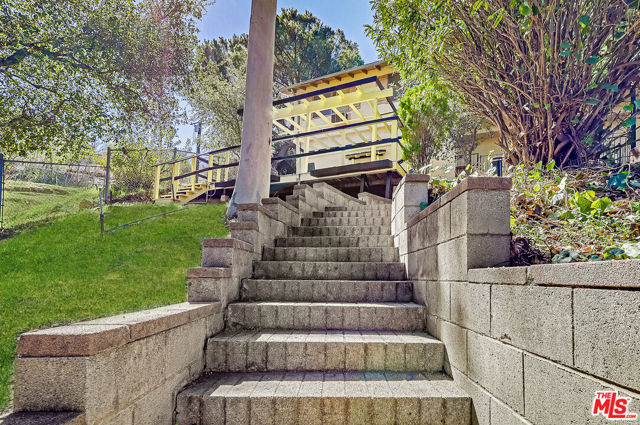 7951 Glenties Lane, Sunland CA: https://media.crmls.org/mediaz/7d54c086-4ded-4389-a389-369197e60953.jpg