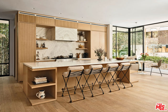 9509 Heather Road, Beverly Hills CA: https://media.crmls.org/mediaz/7d55ef91-f6fd-49f4-9280-d2b1fb611510.jpg