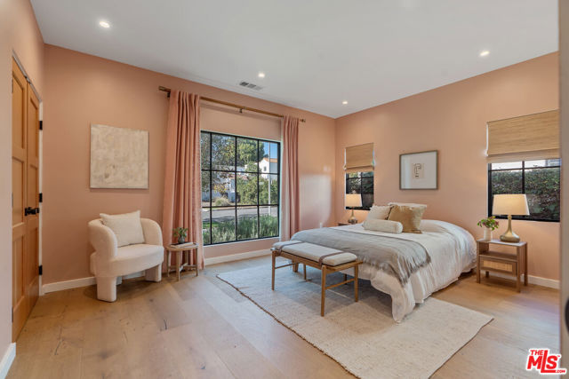 1280 S Sycamore Avenue, Los Angeles CA: https://media.crmls.org/mediaz/7d571b45-066b-4226-8912-f0d7243129cc.jpg