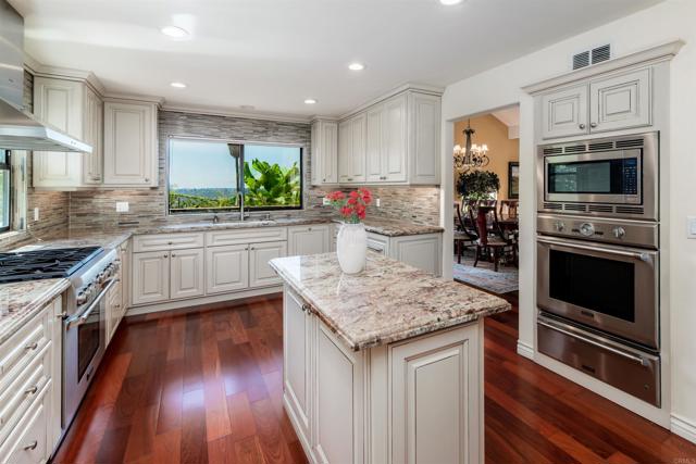 Detail Gallery Image 12 of 54 For 6541 Vispera Pl, Carlsbad,  CA 92009 - 4 Beds | 3/2 Baths