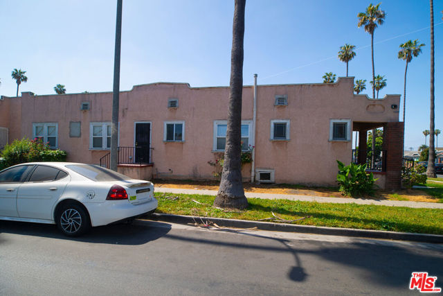 5700 Cimarron Street, Los Angeles CA: https://media.crmls.org/mediaz/7d585b47-0772-44c6-87ce-f195058bc7dd.jpg