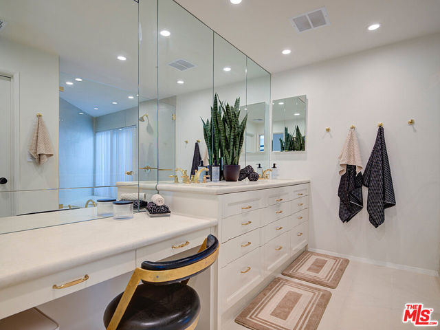 5205 Ocean Front Walk, Marina del Rey CA: https://media.crmls.org/mediaz/7d58d889-079e-4c9b-ab71-2e230f6692b8.jpg