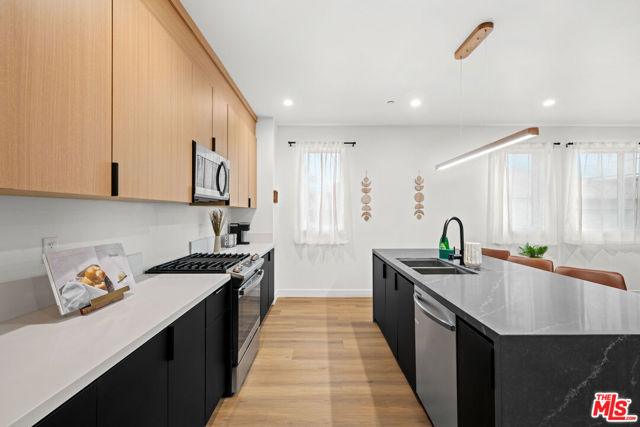 841 N Mccadden Pl, Los Angeles CA: https://media.crmls.org/mediaz/7d59e95a-70b9-4d02-bc6e-cf713cb0d61c.jpg