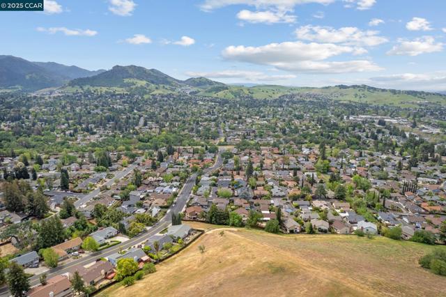 5571 Sepulveda Ct, Concord CA: https://media.crmls.org/mediaz/7d5ab918-9aa8-4c6d-8958-375f6c1412eb.jpg