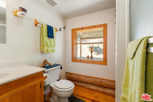 15050 Scott Bar Mountain Lookout Road, Fort Jones CA: https://media.crmls.org/mediaz/7d5b91fe-59dd-4cba-ae03-da7daac6171f.jpg