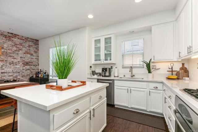 Detail Gallery Image 6 of 51 For 328 Bishop Dr, San Marcos,  CA 92078 - 3 Beds | 2/1 Baths