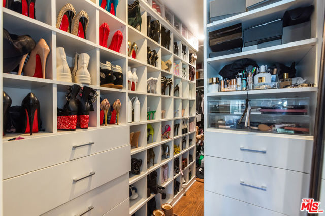 724 N Spaulding Avenue, Los Angeles CA: https://media.crmls.org/mediaz/7d5be08a-92d9-4d87-bc4a-9ee2471d84f0.jpg