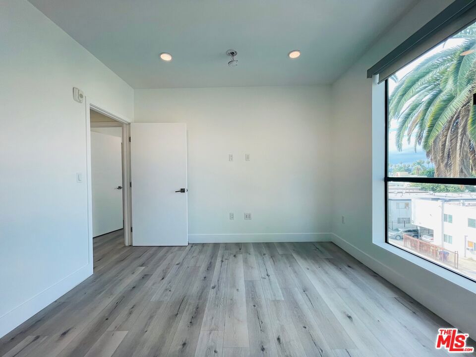 https://media.crmls.org/mediaz/7d5dbe03-f365-42fa-9b6f-3e2978cdd7ff.jpg?preset=X-Large