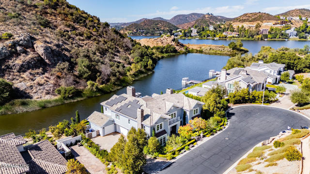 2385 Calbourne Court, Lake Sherwood CA: https://media.crmls.org/mediaz/7d5debc5-4128-4fb7-86a7-2c40d31ca9ba.jpg