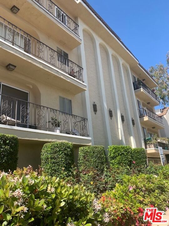 1097 S Bedford Drive, Los Angeles CA: https://media.crmls.org/mediaz/7d5e7ded-a26b-493a-a5e4-bb661f34af58.jpg