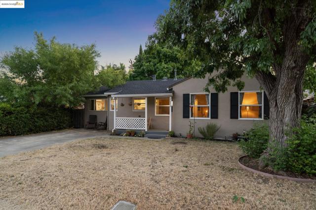 2670 Crescent Dr, Concord CA: https://media.crmls.org/mediaz/7d5f6fdf-e342-4147-ab99-b3237b7f6e01.jpg