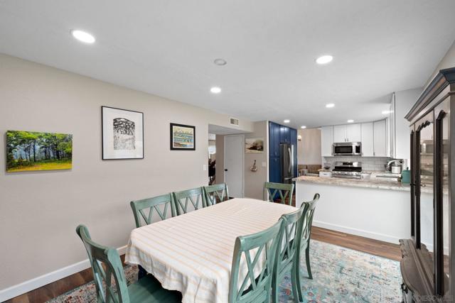 10424 Nubbin Ct, Santee CA: https://media.crmls.org/mediaz/7d607d1a-1766-4094-a6a0-c5d9465867d9.jpg