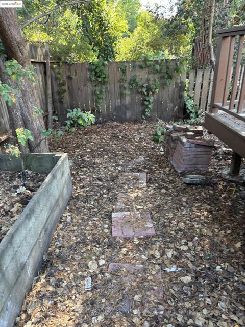 35 Randwick Ave, Oakland CA: https://media.crmls.org/mediaz/7d60cdd7-21f3-42c0-828a-9268b904a5cb.jpg