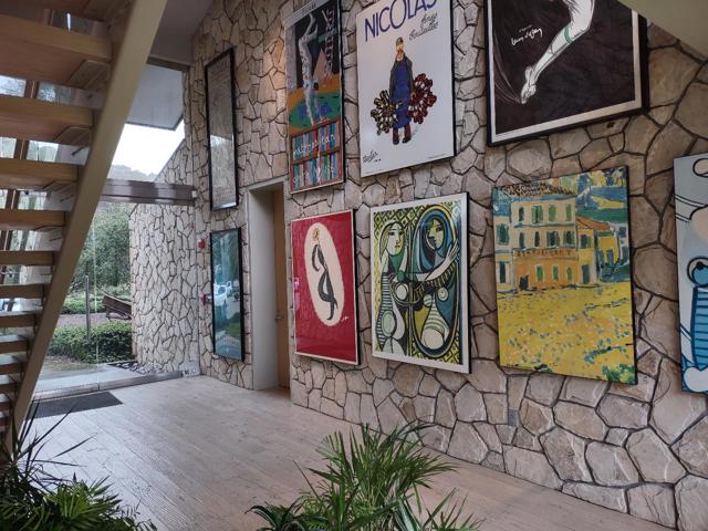 STUNNING MAIN LOBBY