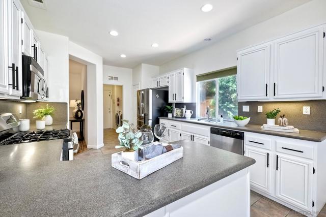 650 Quilalang Ct, Chula Vista CA: https://media.crmls.org/mediaz/7d61e940-e715-4492-9d57-a5bbc18d26f6.jpg