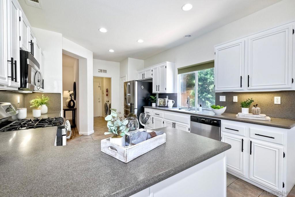 MLS #250036045SD img 12