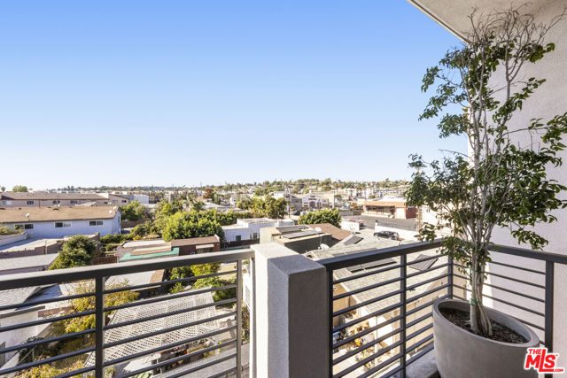 1417 N Lincoln Lane, Los Angeles CA: https://media.crmls.org/mediaz/7d61ebfc-453c-4b31-bb28-440d860909c8.jpg