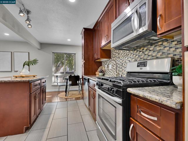 2033 Sierra Rd, Concord CA: https://media.crmls.org/mediaz/7d6226f1-f4bc-4611-bf3c-5282c79c1c41.jpg