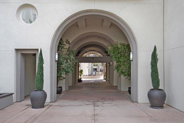 4165 Executive Dr, La Jolla CA: https://media.crmls.org/mediaz/7d63101a-71ee-425e-8f13-763a86632e5e.jpg