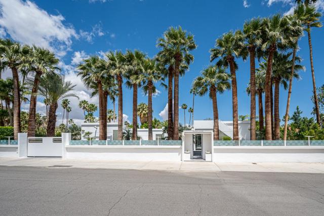 520 W ViA Lola, Palm Springs CA: https://media.crmls.org/mediaz/7d631d74-f662-46ce-abed-fb6f0d29b380.jpg