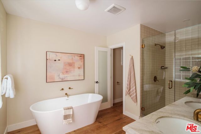 1410 Stanford Drive, Glendale CA: https://media.crmls.org/mediaz/7d63682f-742f-44a0-9676-90cc0a93816a.jpg