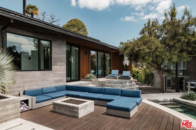 2532 Canyon Oak Dr, Los Angeles CA: https://media.crmls.org/mediaz/7d6404e3-4cdb-41aa-9e04-834f8347747c.jpg