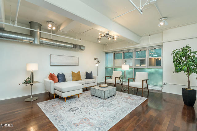 510 S Hewitt Street, Los Angeles CA: https://media.crmls.org/mediaz/7d647da8-c1ef-4284-b897-8afda0864caa.jpg