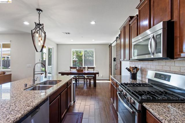 2469 Talaria Dr, Oakley CA: https://media.crmls.org/mediaz/7d6599bc-2a40-4f91-8a80-59d83631c369.jpg