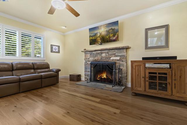 5145 Springdale Ave, Pleasanton CA: https://media.crmls.org/mediaz/7d65a4cc-4ae2-4c2a-86e6-57116bfca573.jpg