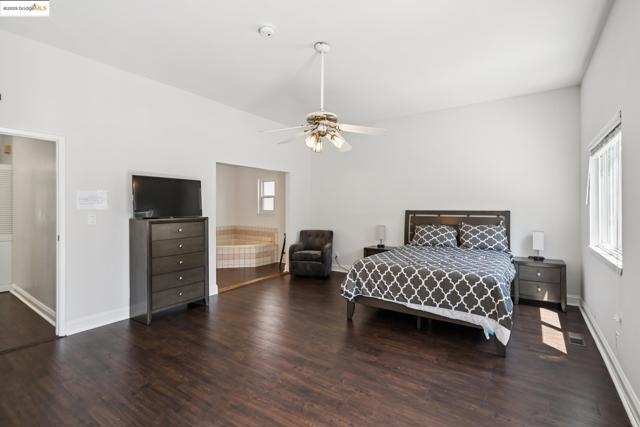 557 33Rd St, Oakland CA: https://media.crmls.org/mediaz/7d669439-34eb-44cc-8eba-7a6ec8d23f4c.jpg