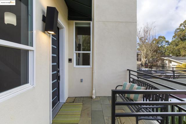 205 Sheridan RD, Oakland CA: https://media.crmls.org/mediaz/7d6975b6-4467-470f-84d2-2a05106ff589.jpg