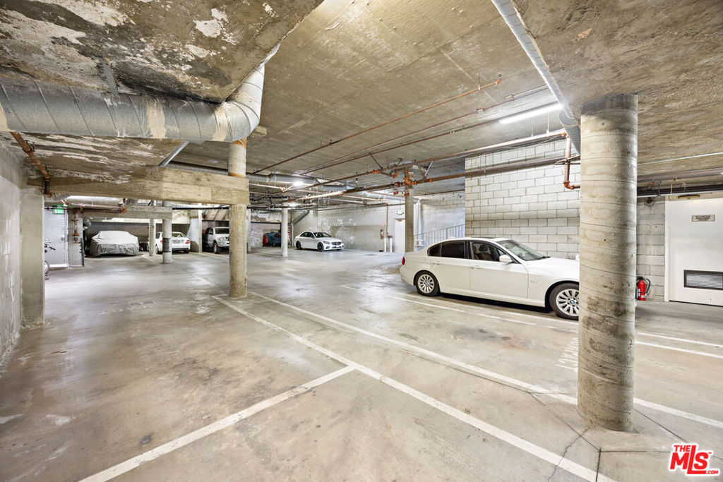 https://media.crmls.org/mediaz/7d69a566-3b7c-4c7f-bbe9-79008cb26ead.jpg?preset=X-Large