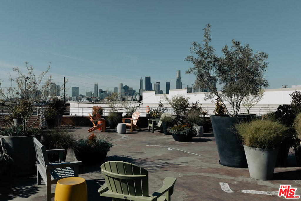 https://media.crmls.org/mediaz/7d6a30f6-5c2a-491b-9aff-8ad64b594621.jpg?preset=X-Large