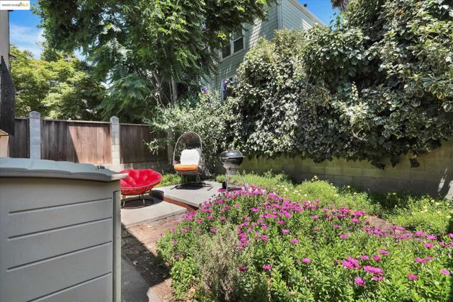 6610 Bancroft Avenue, Oakland CA: https://media.crmls.org/mediaz/7d6a44fe-d00f-41b0-8b8c-39dd6f535f8c.jpg