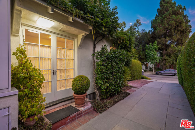 10941 Peach Grove Street, Toluca Lake CA: https://media.crmls.org/mediaz/7d6a8a12-0252-49b3-b8df-a9282a54ff8f.jpg