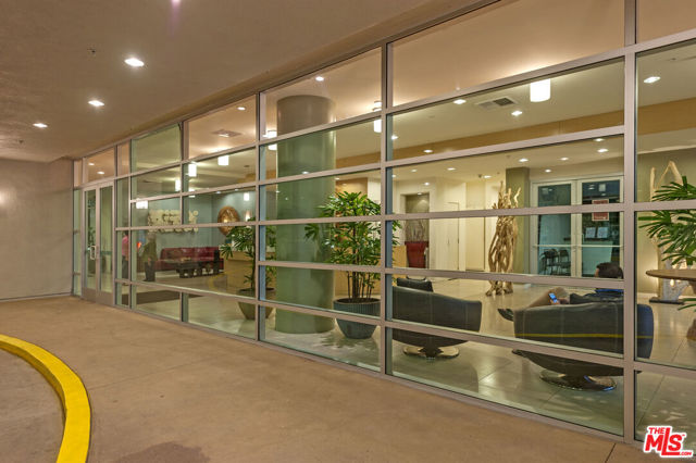 267 S San Pedro Street, Los Angeles CA: https://media.crmls.org/mediaz/7d6b7ac6-883a-4183-9e37-abfb297f236e.jpg