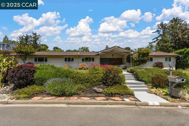1 Aspinwall Ct, Orinda CA: https://media.crmls.org/mediaz/7d6baf4f-a201-40cf-8d4f-9321036a8f88.jpg