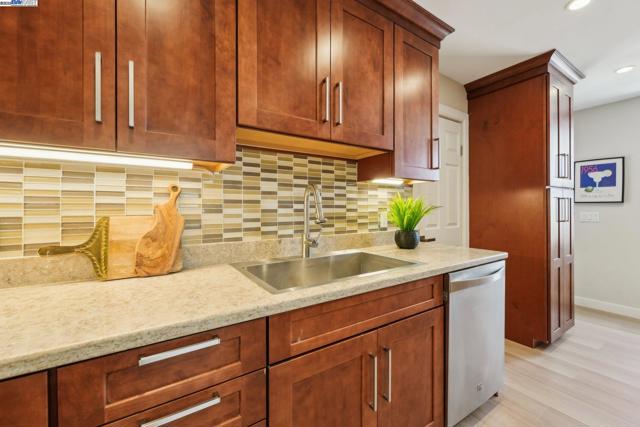 431 Alameda De Las Pulgas, Redwood City CA: https://media.crmls.org/mediaz/7d6bdf83-d646-46f2-aa37-5dcc63e9d581.jpg