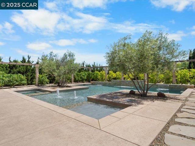 1927 Vintage Cir, Brentwood CA: https://media.crmls.org/mediaz/7d6cd582-7c3e-41d0-90b9-e38b0c26160f.jpg