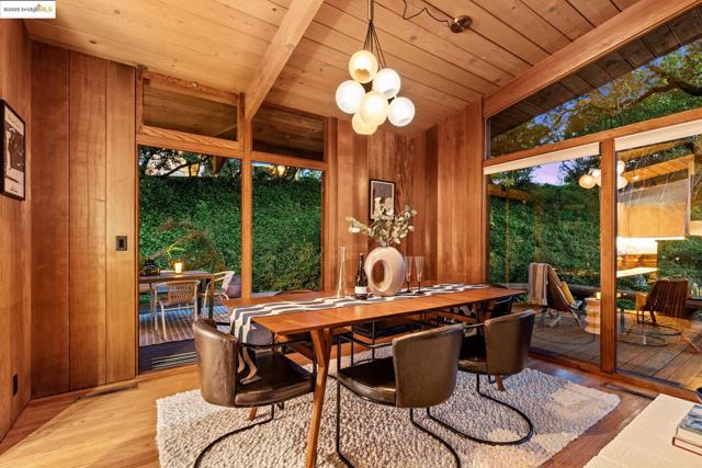 1 Kittiwake Rd, Orinda CA: https://media.crmls.org/mediaz/7d6e4c5f-e57a-4196-8208-199743db4491.jpg