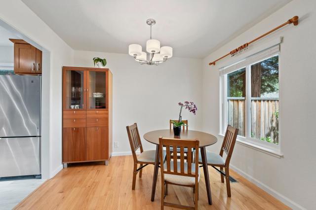 987 Lane Avenue, Mountain View CA: https://media.crmls.org/mediaz/7d6e7d6e-3f4d-4478-82c0-f8e370ea9017.jpg
